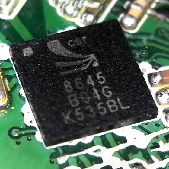 A picture of the CSR8645 chipset used in the headset